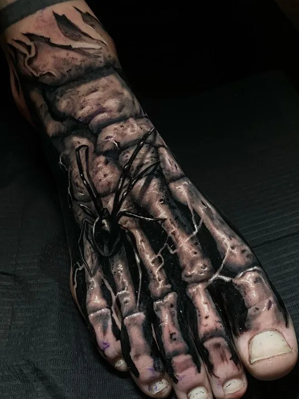 black and grey black and grey 纹身 在 foot #66301 | 纹身师 Simone Covallero