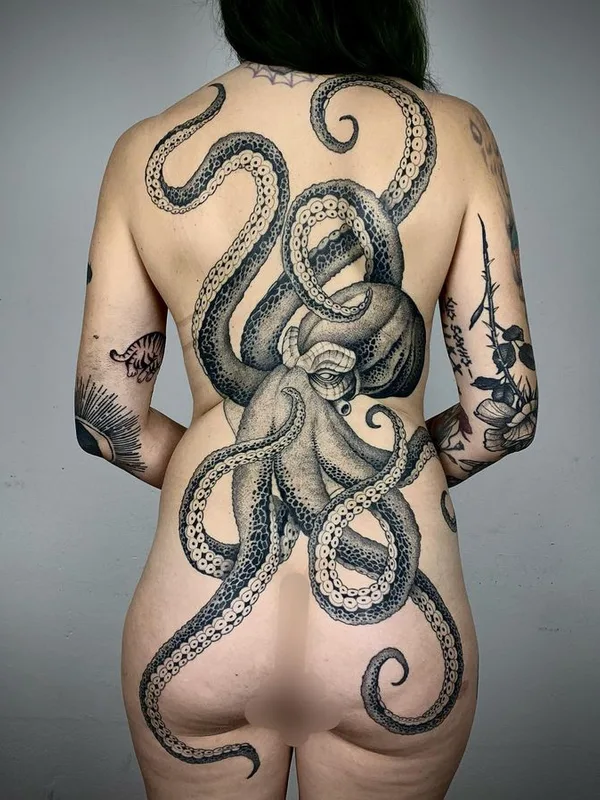 female black and grey black and grey 纹身 在 full back #66337 | 纹身师 Michael Joss
