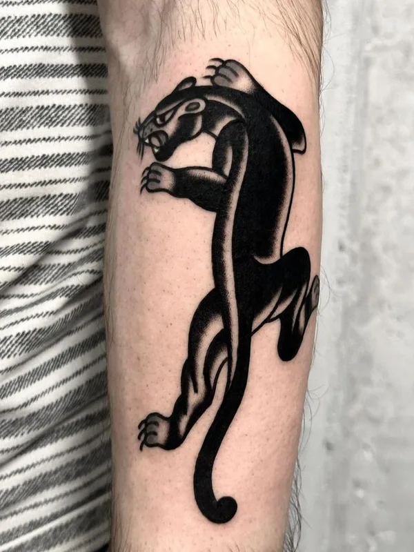 black traditional tatuaje en forearm #66396 | Tatuador Jordalive