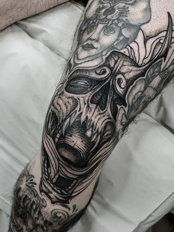 black and grey black and grey 纹身 在 calf #66471 | 纹身师 Gérard Sathan