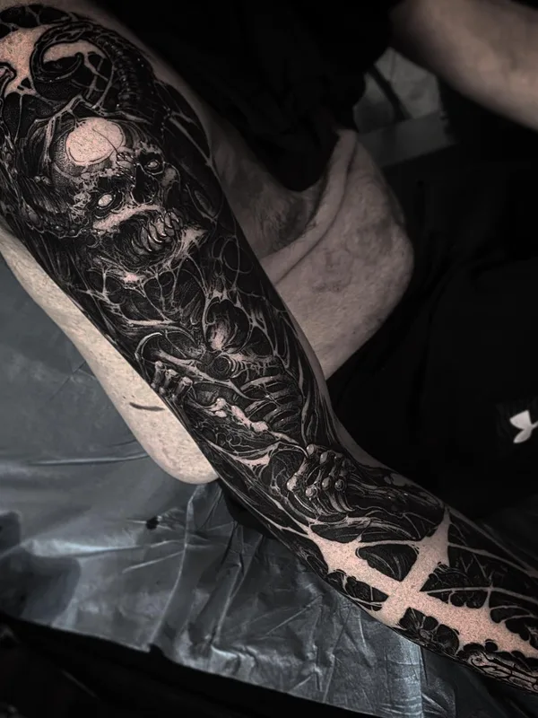 black blackwork tatouage sur full sleeve #66480 | Artiste tatoueur Leny Tusfey