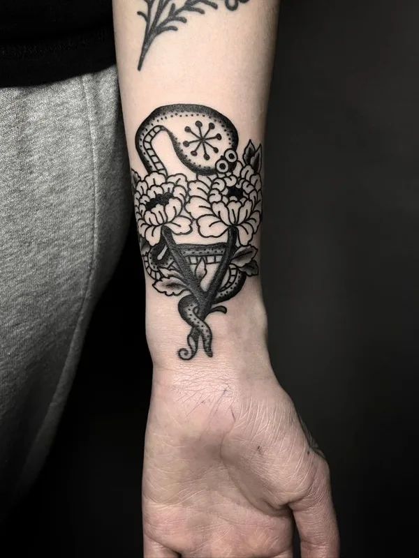 black blackwork 纹身 在 wrist #66517 | 纹身师 Jeremie Kergroach