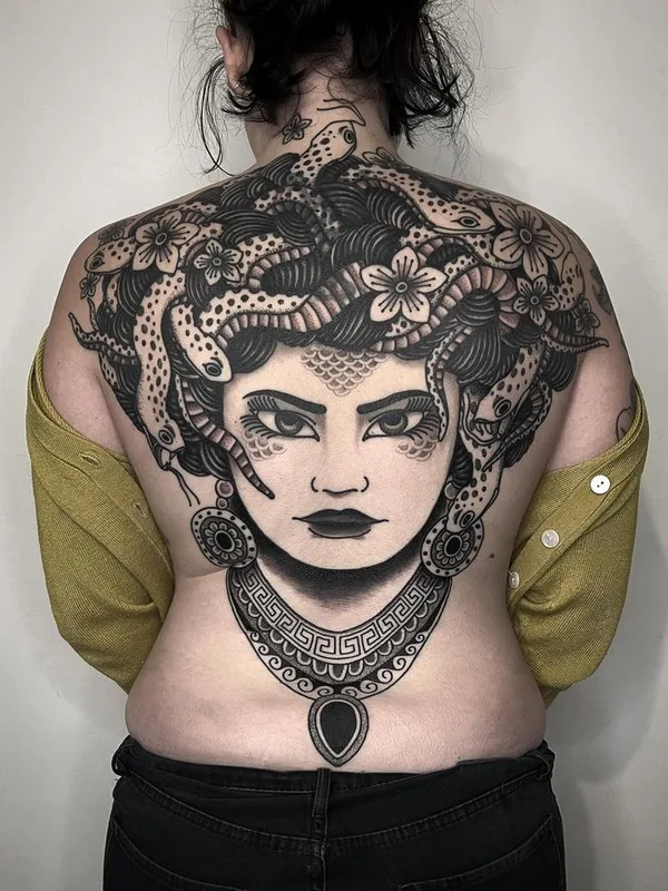 female black and grey blackwork 纹身 在 full back #66522 | 纹身师 Jeremie Kergroach