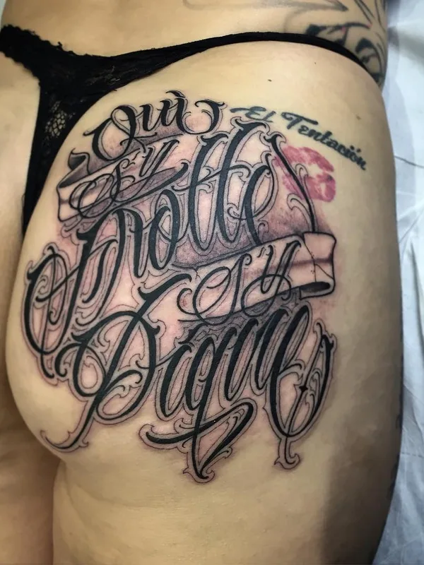 female black and grey lettering 纹身 在 hip #66550 | 纹身师 AserOne
