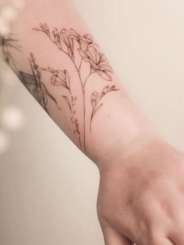female black and grey fineline 纹身 在 forearm #66572 | 纹身师 dashatattooer