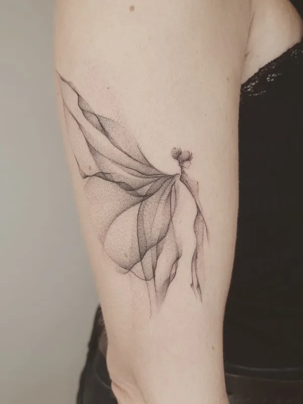 female black and grey fineline Tatuaggio su upper arm #66589 | Tatuatore alisha.ttt