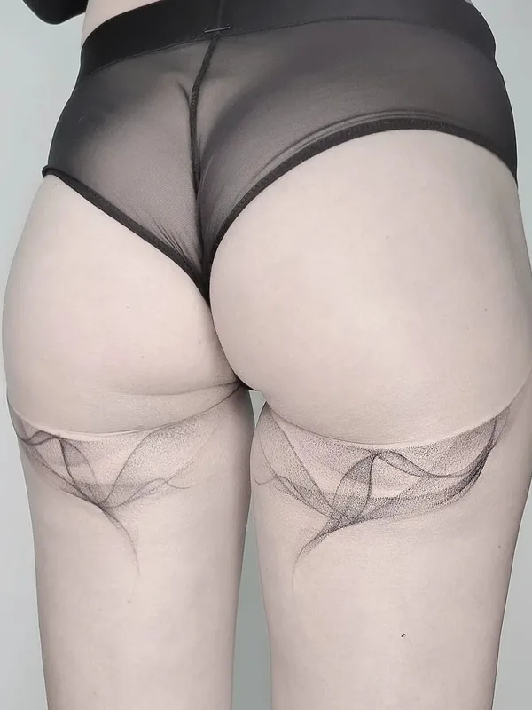 female black and grey linework Tatuaggio su thigh #66585 | Tatuatore alisha.ttt