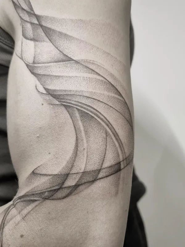 black and grey abstract Tatuaggio su bicep #66590 | Tatuatore alisha.ttt
