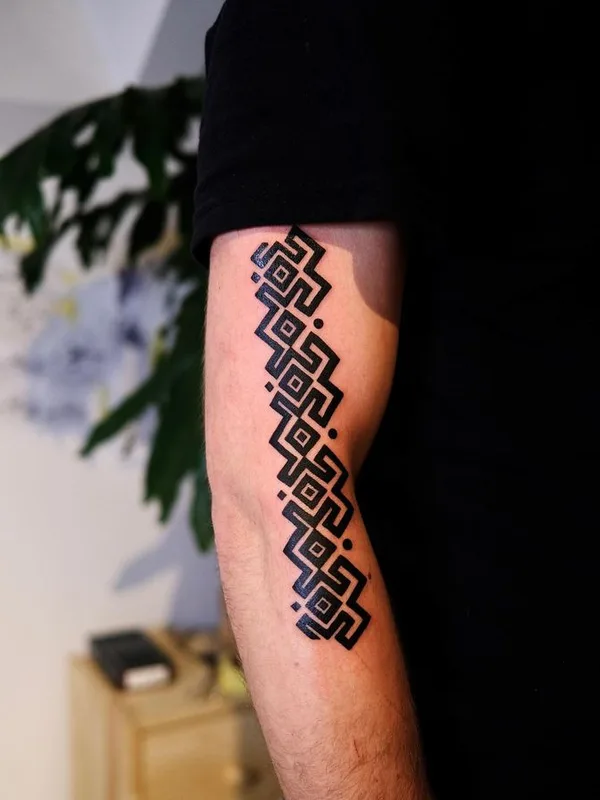 black geometric 纹身 在 forearm #66747 | 纹身师 Tihomir Krklec