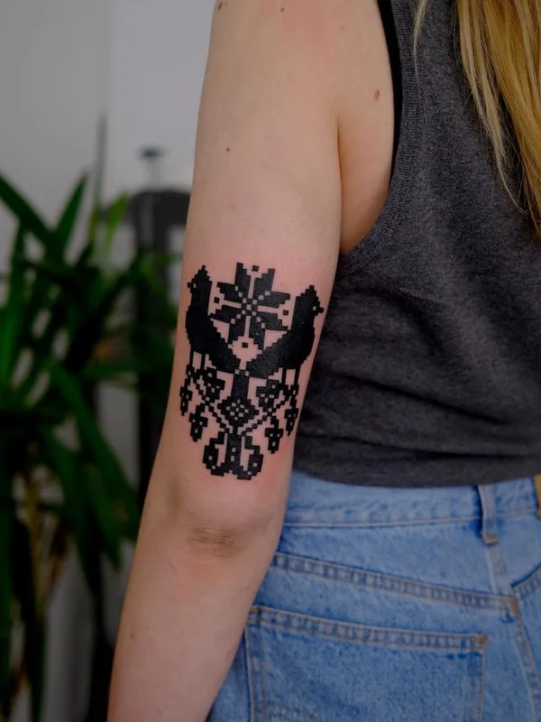 female black geometric 纹身 在 forearm #66751 | 纹身师 Tihomir Krklec