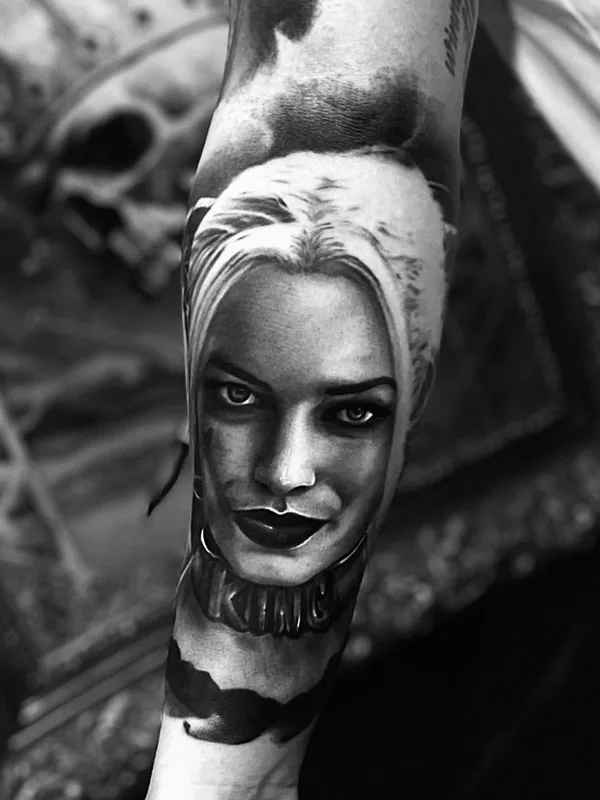 female black and grey realism tatuaje en forearm #66770 | Tatuador Kris King