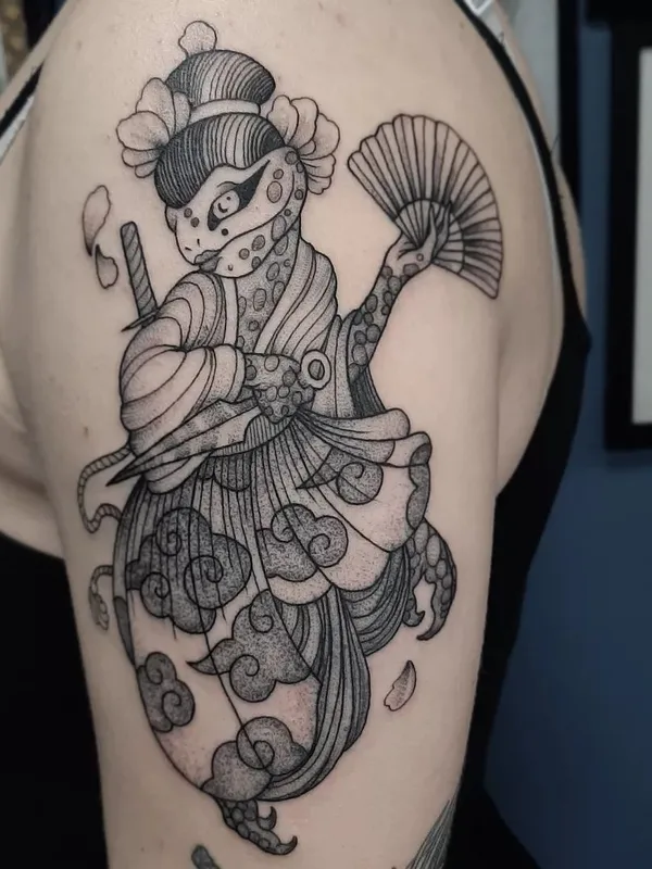 female black and grey japanese tatuaje en upper arm #66830 | Tatuador Nadan Sarvan