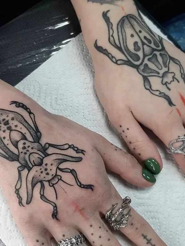 black blackwork tatuaje en hand #66837 | Tatuador Nadan Sarvan