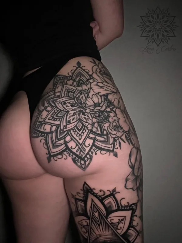 female black and grey ornamental tattoo auf hip #66841 | Tätowierer kingaewelina_ink