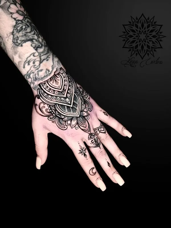 black and grey ornamental tattoo auf hand #66846 | Tätowierer kingaewelina_ink
