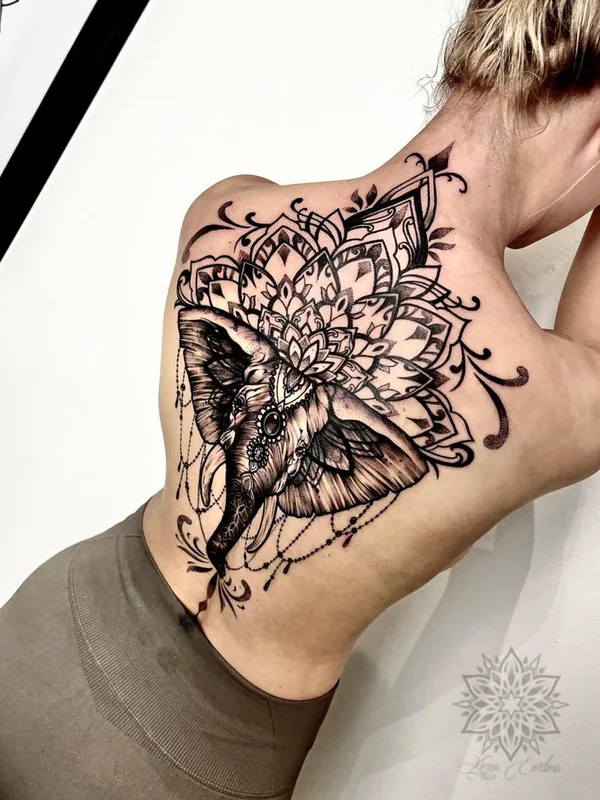 female black and grey ornamental tattoo auf upper back #66848 | Tätowierer kingaewelina_ink