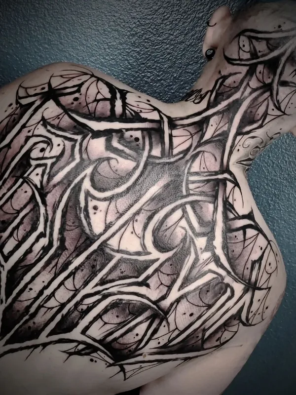 black and grey blackwork tatouage sur upper back #66970 | Artiste tatoueur Niko Parviainen