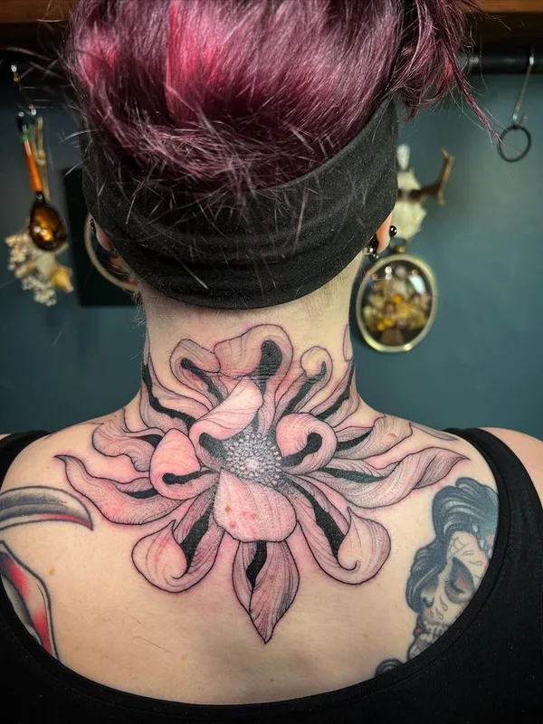 female black and grey botanic Tatuagem em back of neck #66984 | Tatuador Suvi of Tear Garden
