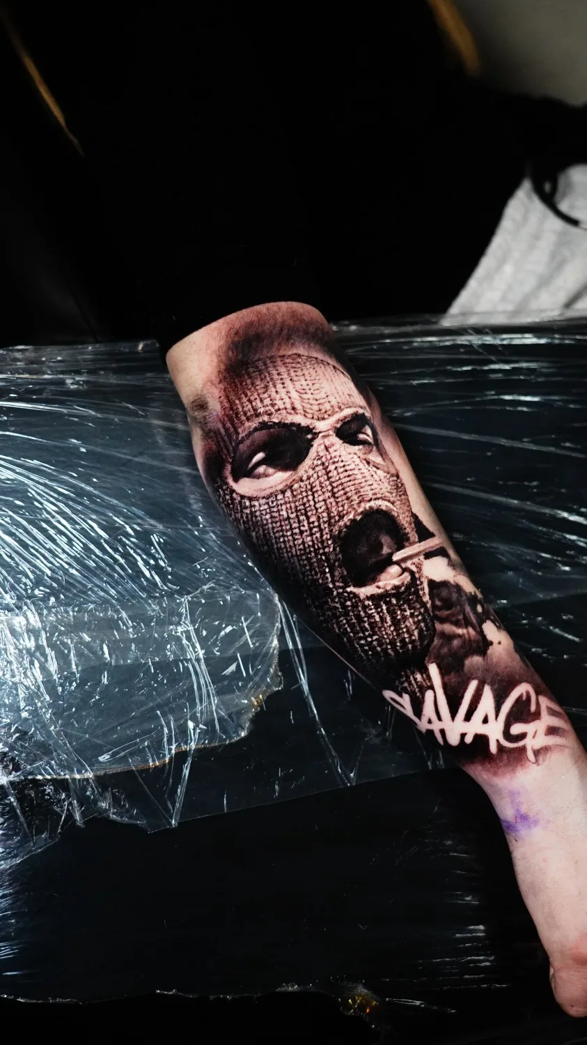 tatuaggio in realismo nero e grigio - maestro Egor Butrin