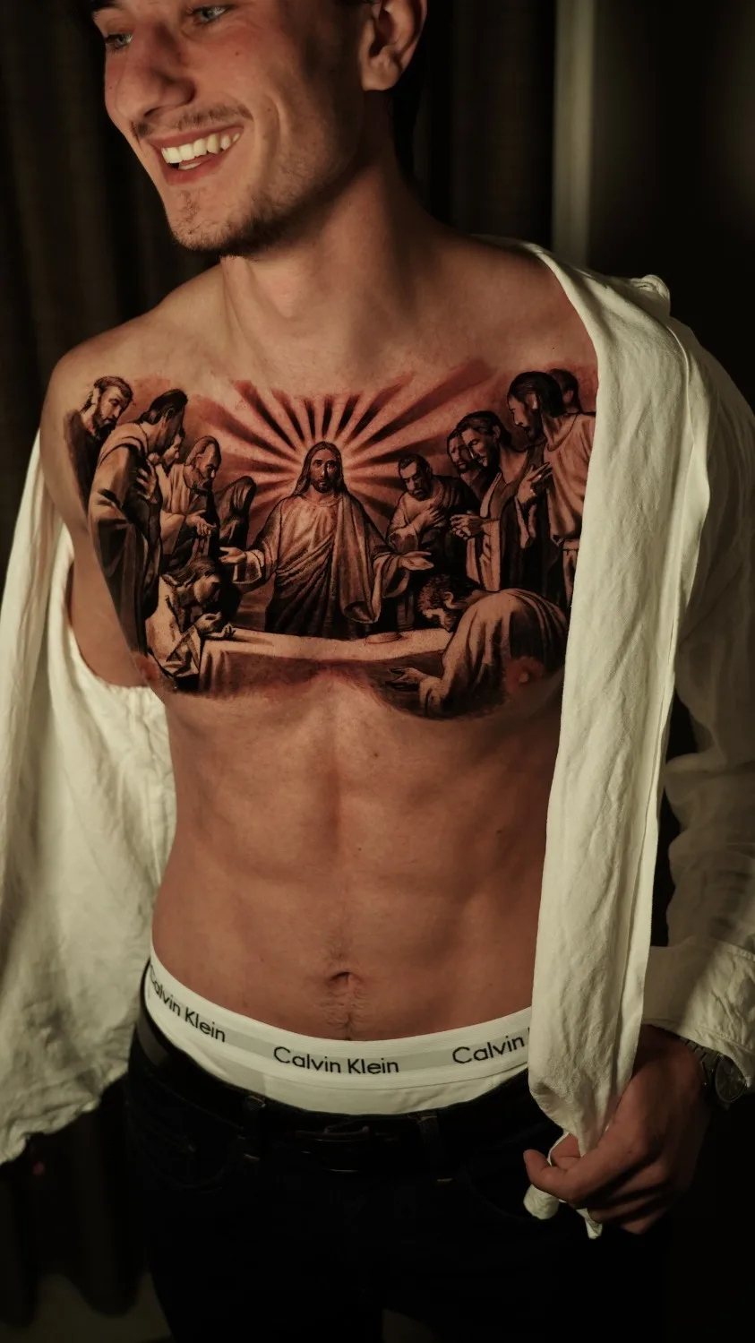 tatuaggio in realismo nero e grigio - maestro Egor Butrin