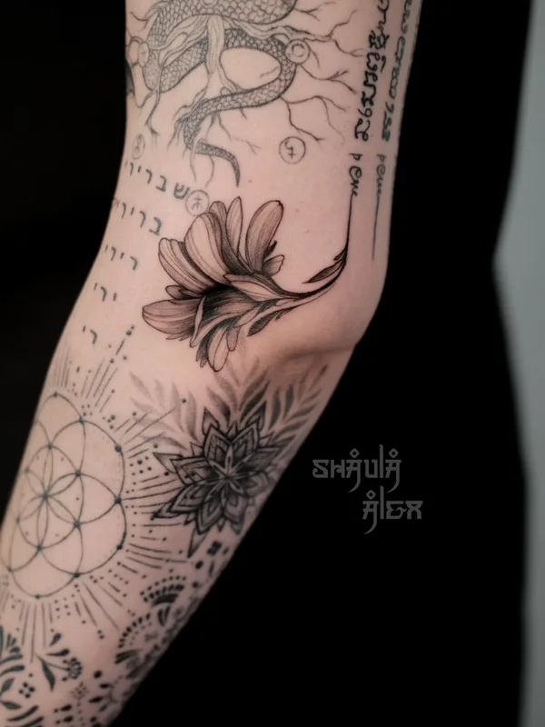 black and grey blackwork 타투 부위 forearm #67270 | 타투이스트 Alex Shaula
