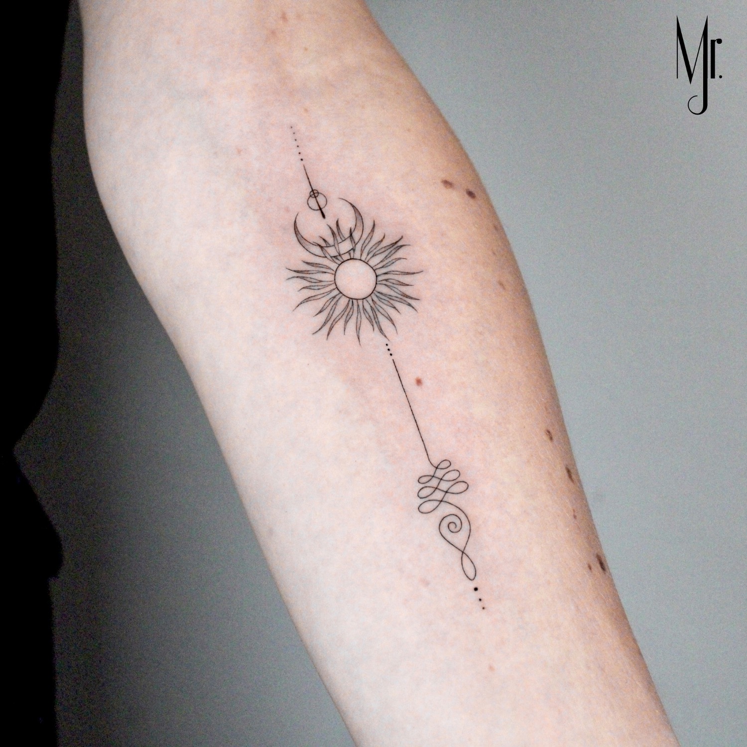 Татуировка солнце на руке (78 фото)
