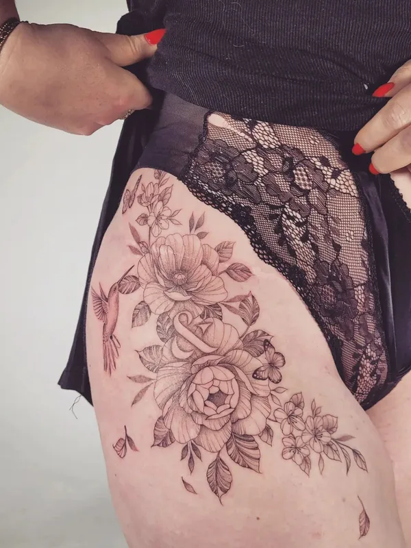 female black and grey botanic tatouage sur thigh #67477 | Artiste tatoueur moonchild_tattooing