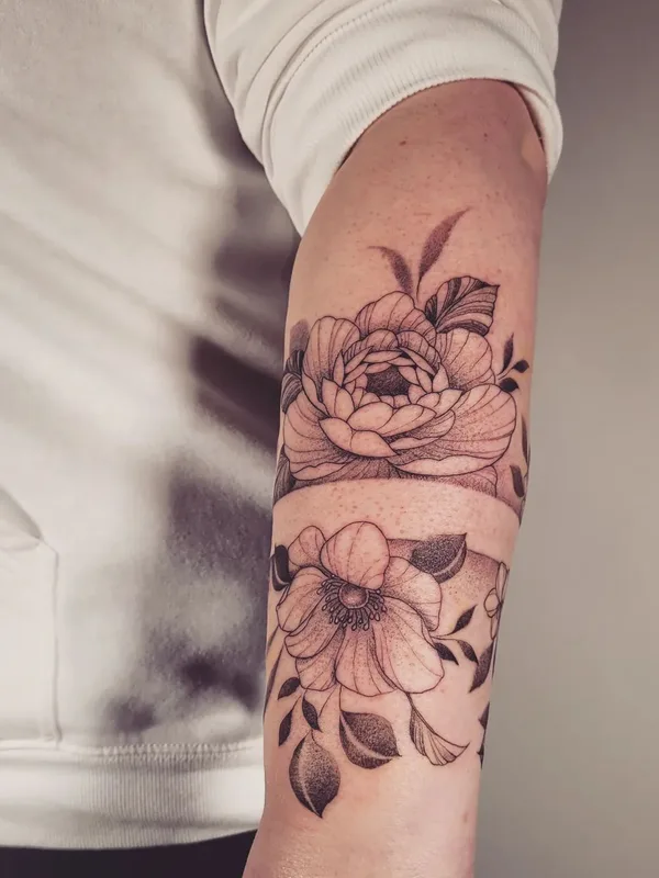 black and grey fineline tatouage sur forearm #67474 | Artiste tatoueur moonchild_tattooing