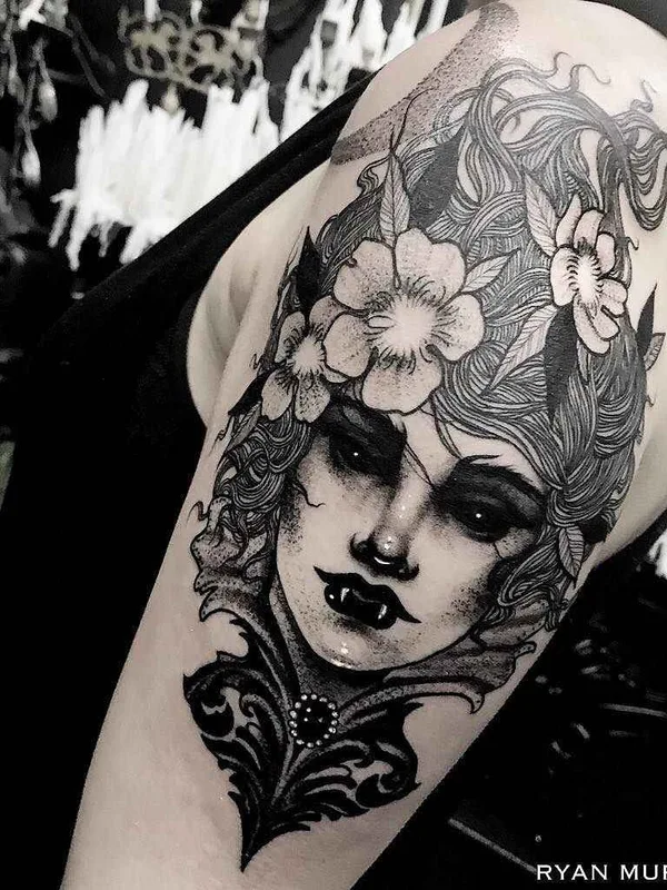 female black and grey blackwork tattoo auf shoulder #10621 | Tätowierer Ryan Murray