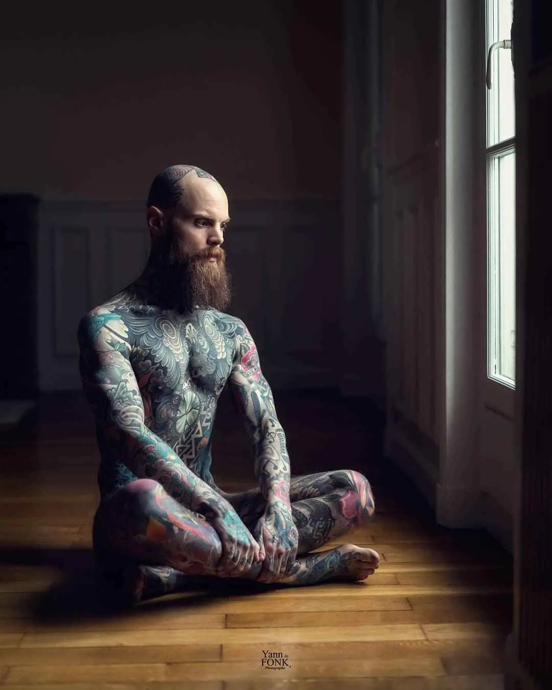 Modello di tatuaggio Sylvain Hélaine, modello di fitness alternativo maschile, uomini tatuati | Francia  