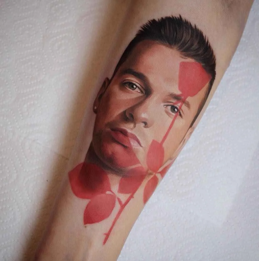 Artista di tatuaggi Zinaida Pasko, ritratto in colore e nero e grigio, realismo, minimalismo | Mosca, Russia