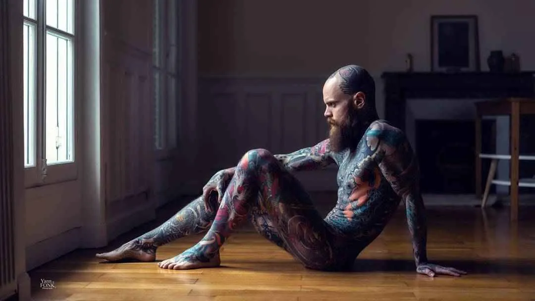 Modello di tatuaggio Sylvain Hélaine, modello di fitness alternativo maschile, uomini tatuati | Francia  