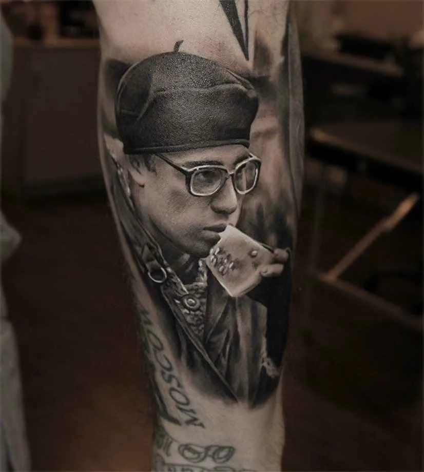 Artista di tatuaggi Zinaida Pasko, ritratto in colore e nero e grigio, realismo, minimalismo | Mosca, Russia