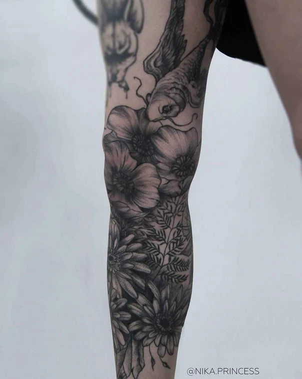 Чёрно-серая Flowers, Koi fish tattoo на Икра