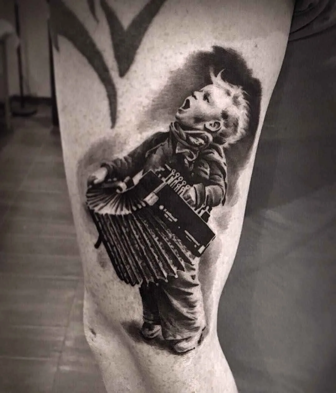 Artista di tatuaggi Zinaida Pasko, ritratto in colore e nero e grigio, realismo, minimalismo | Mosca, Russia