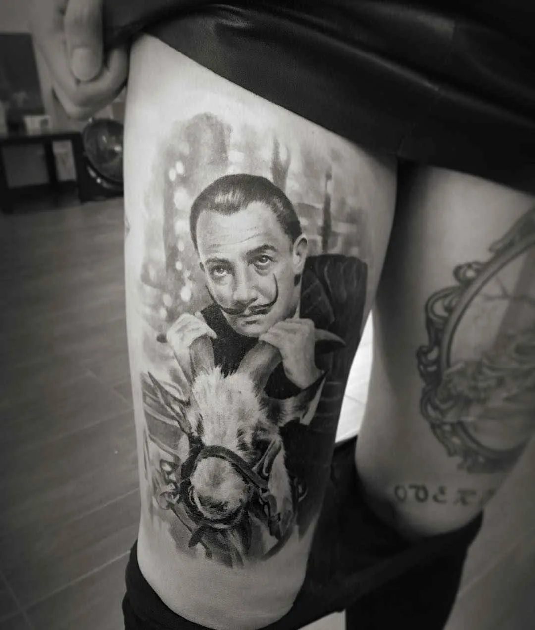 Artista di tatuaggi Zinaida Pasko, ritratto in colore e nero e grigio, realismo, minimalismo | Mosca, Russia