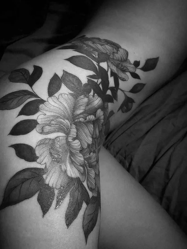 female black and grey botanic 타투 부위 thigh #19881 | 타투이스트 Talley Matthew
