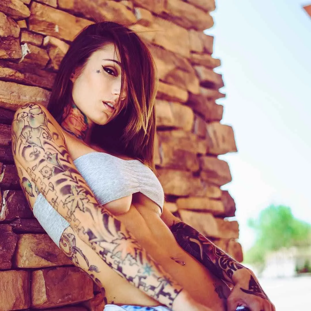 Modello tatuato Brin Amberlee , modello alternativo, ragazza tatuata | USA