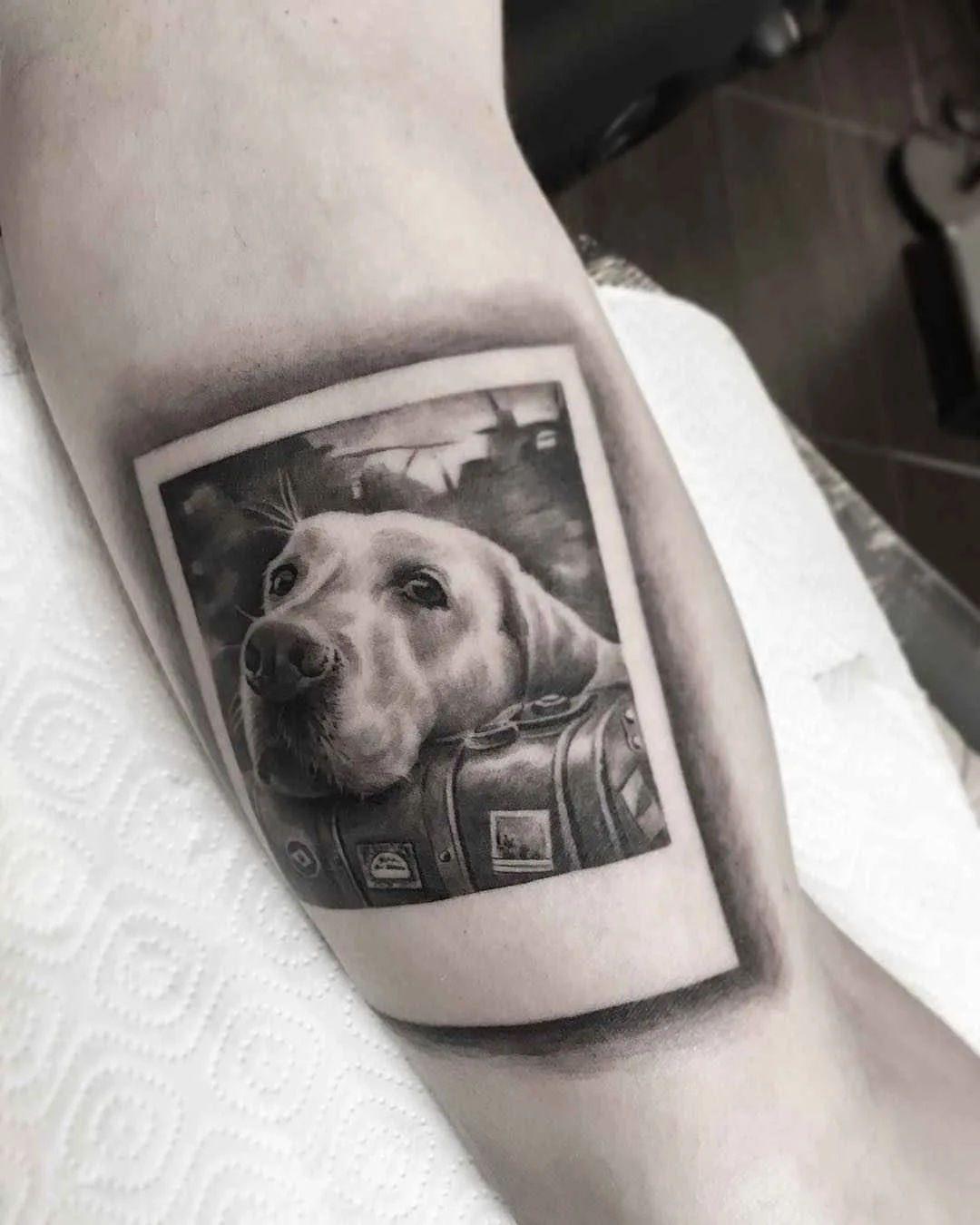 Artista di tatuaggi Zinaida Pasko, ritratto in colore e nero e grigio, realismo, minimalismo | Mosca, Russia