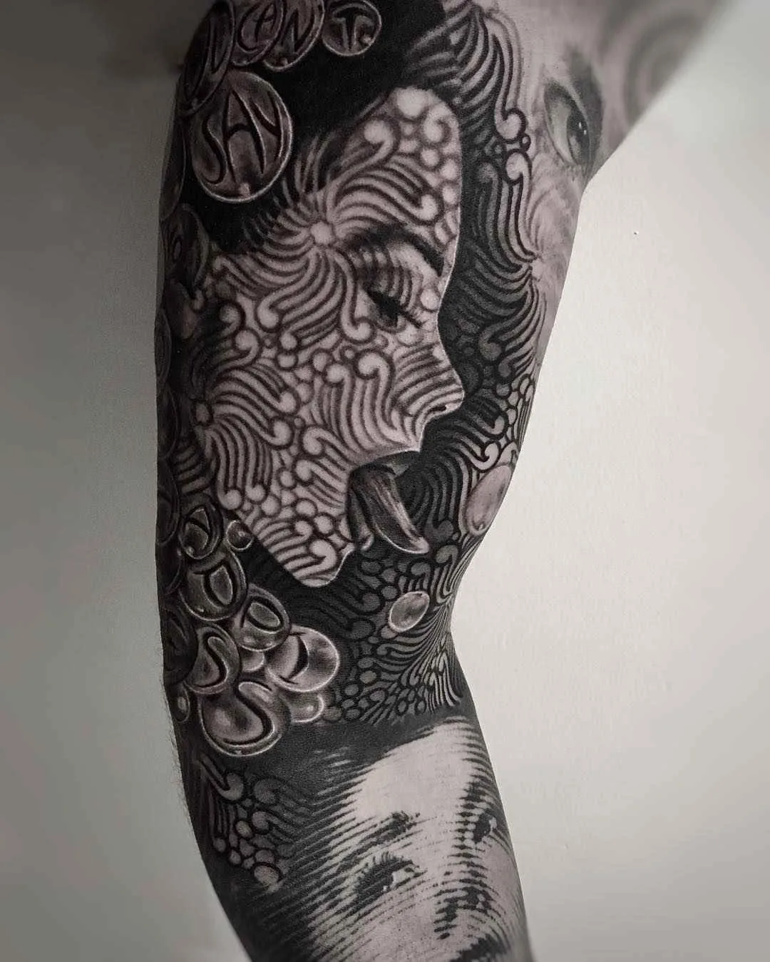 Tatuador Jessi Manchester, estilo do autor tatuagem preta decorativa | EUA