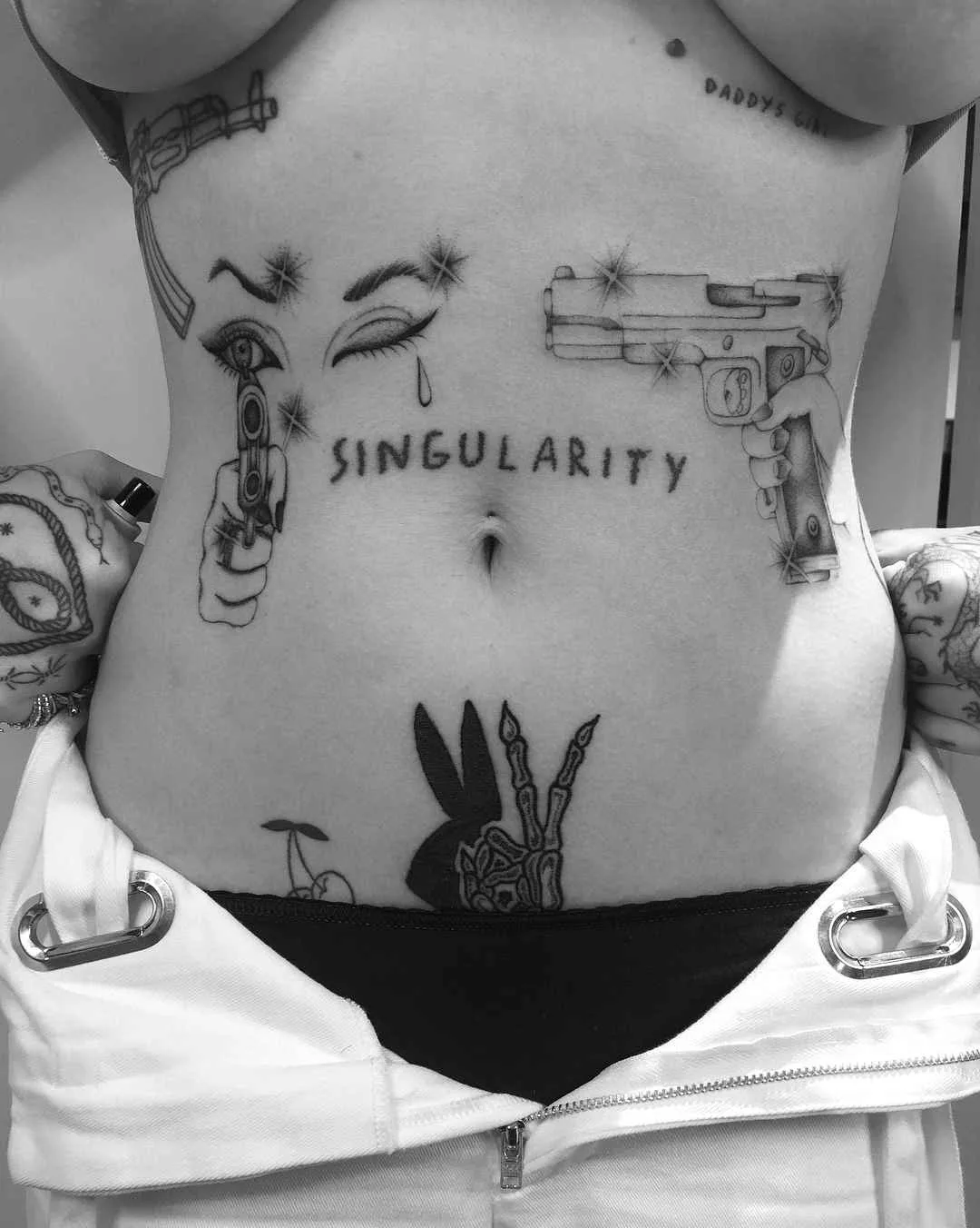 Tatuador Stefan Spider Sinclair, autores tatuagem de pontos pretos minimalista | Nova Zelândia