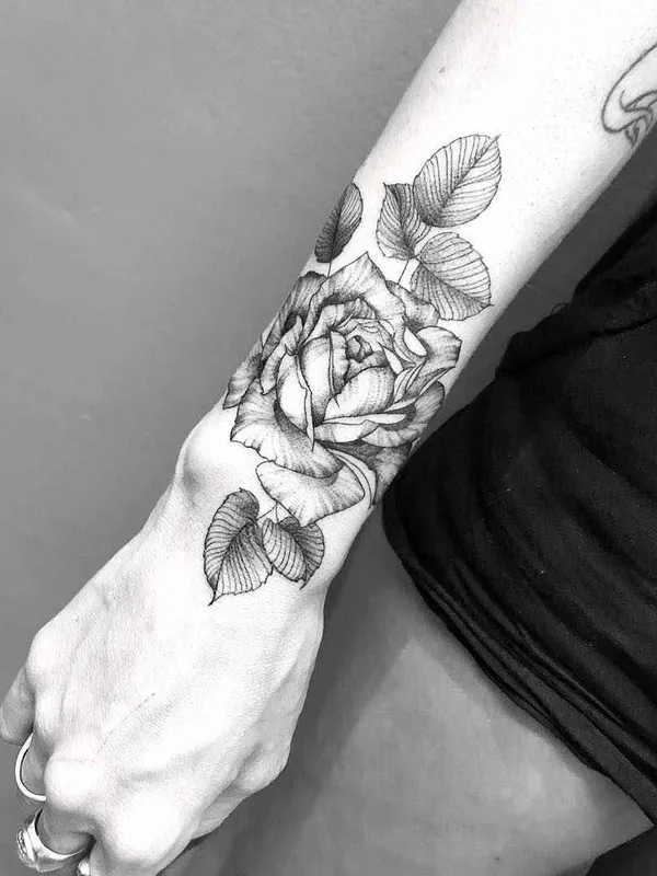 black and grey blackwork tattoo auf forearm #19096 | Tätowierer Sandra Cunha