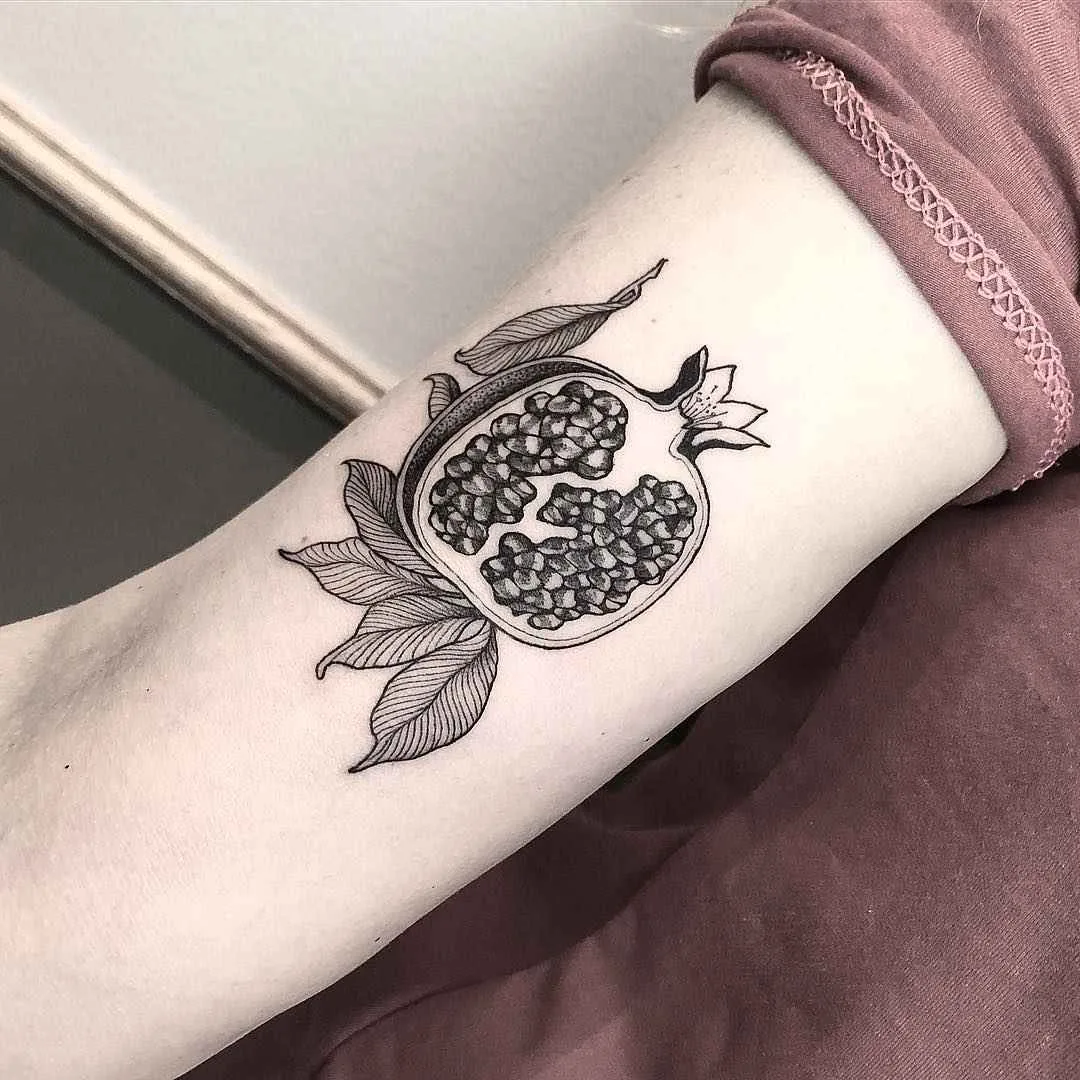 Tatuador(a) Sandra Cunha authors style blackwork tattoo, linework, surrealism | Brasil