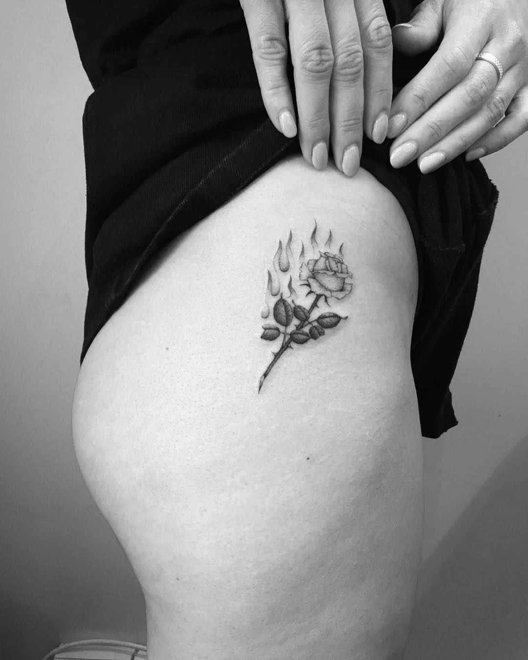 Tatuador Stefan Spider Sinclair, autores tatuagem de pontos pretos minimalista | Nova Zelândia