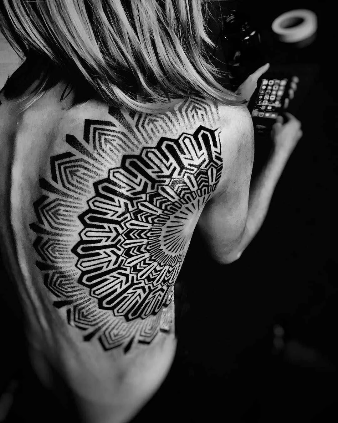 Tatuador Jessi Manchester, estilo do autor tatuagem preta decorativa | EUA