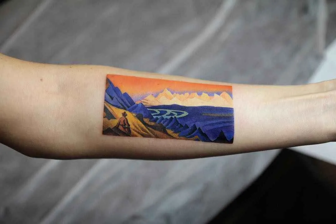 Artista di tatuaggi Zinaida Pasko, ritratto in colore e nero e grigio, realismo, minimalismo | Mosca, Russia