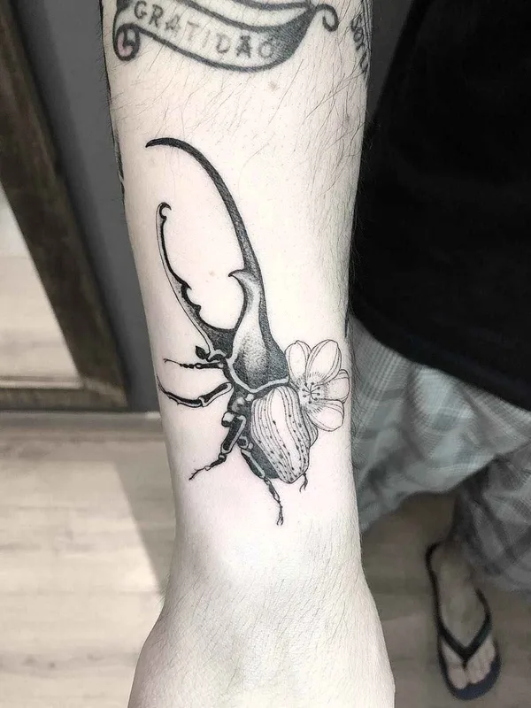 black and grey blackwork tattoo auf forearm #19100 | Tätowierer Sandra Cunha