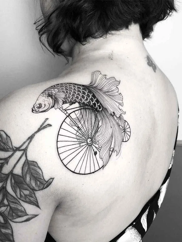 female black and grey illustrative tattoo auf shoulder blade #19099 | Tätowierer Sandra Cunha