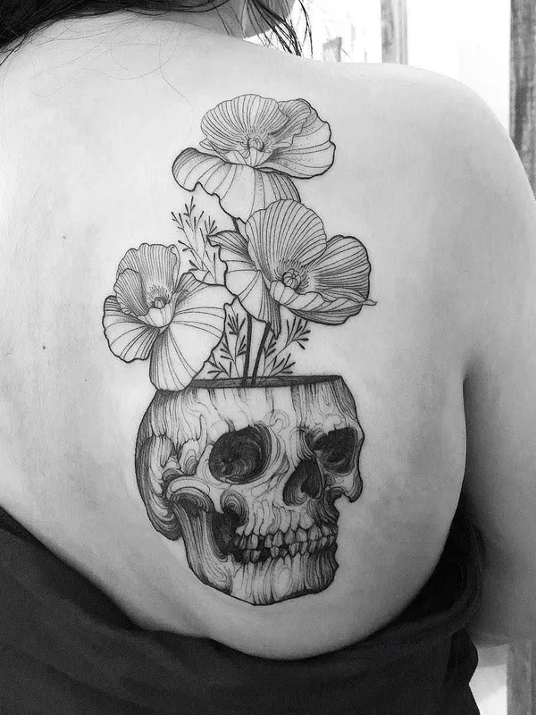 female black and grey blackwork tattoo auf shoulder blade #19102 | Tätowierer Sandra Cunha