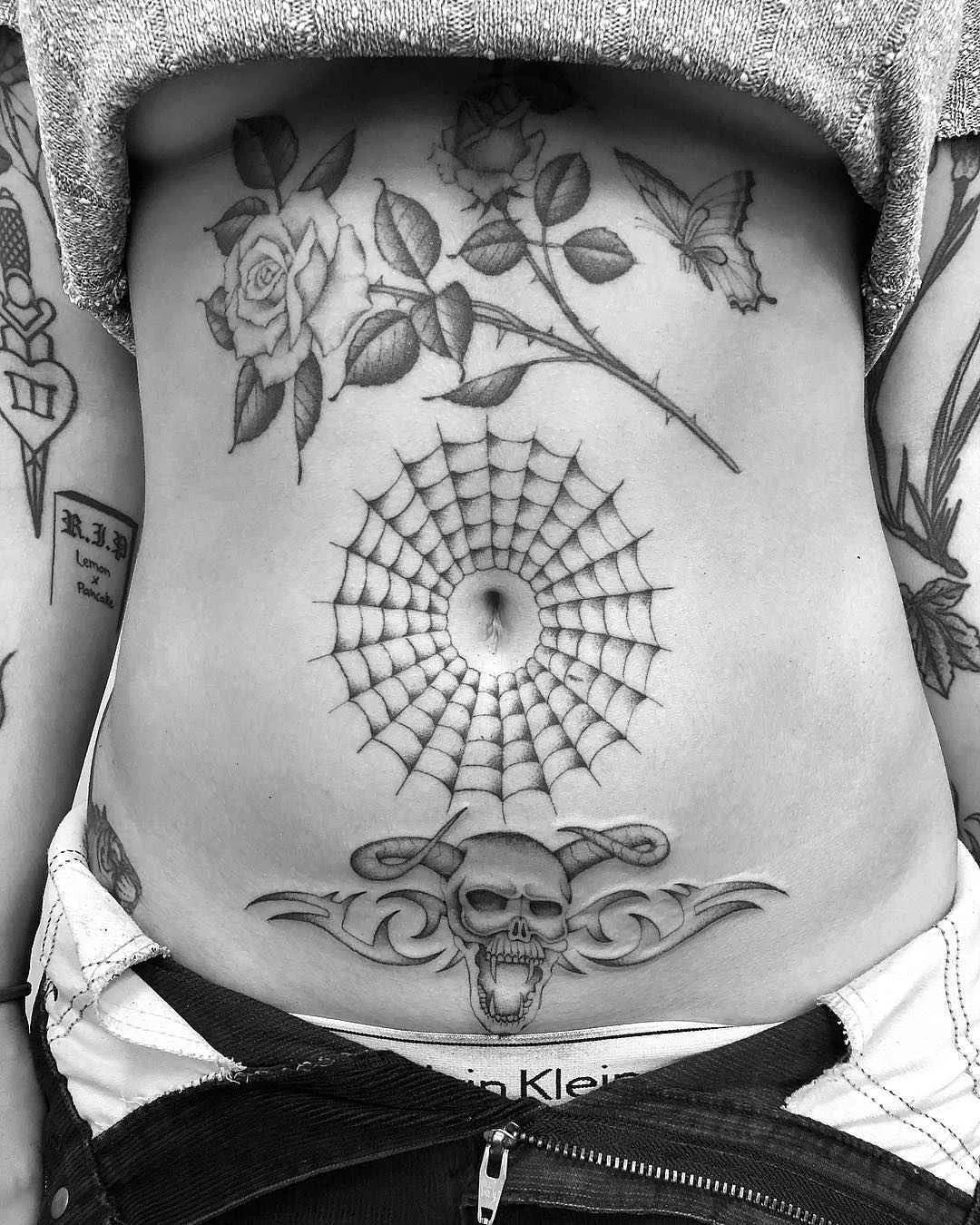 Tatuador Stefan Spider Sinclair, autores tatuagem de pontos pretos minimalista | Nova Zelândia